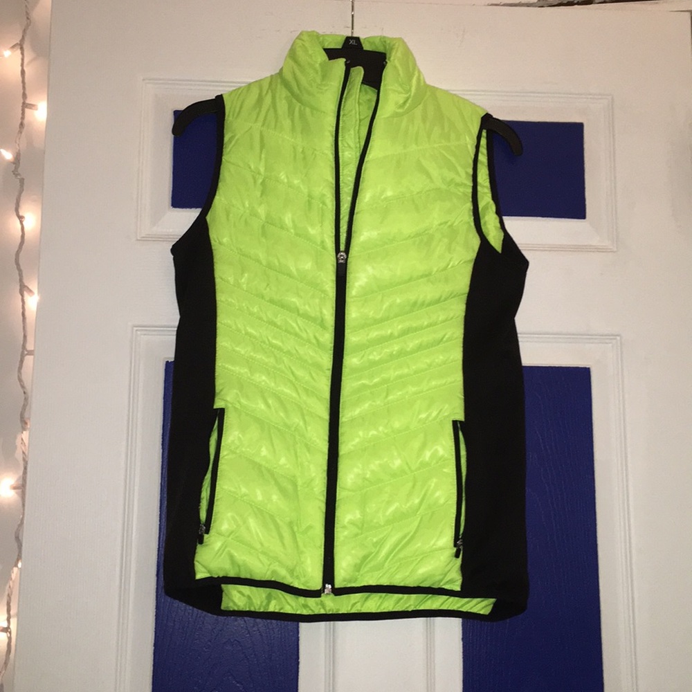 Workout outfit. Grey and lime green.